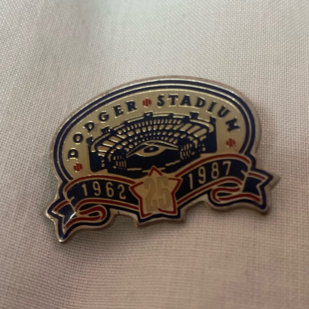 vintage Dodger Stadium 1987 Unocal promotional pin 25th anniversary